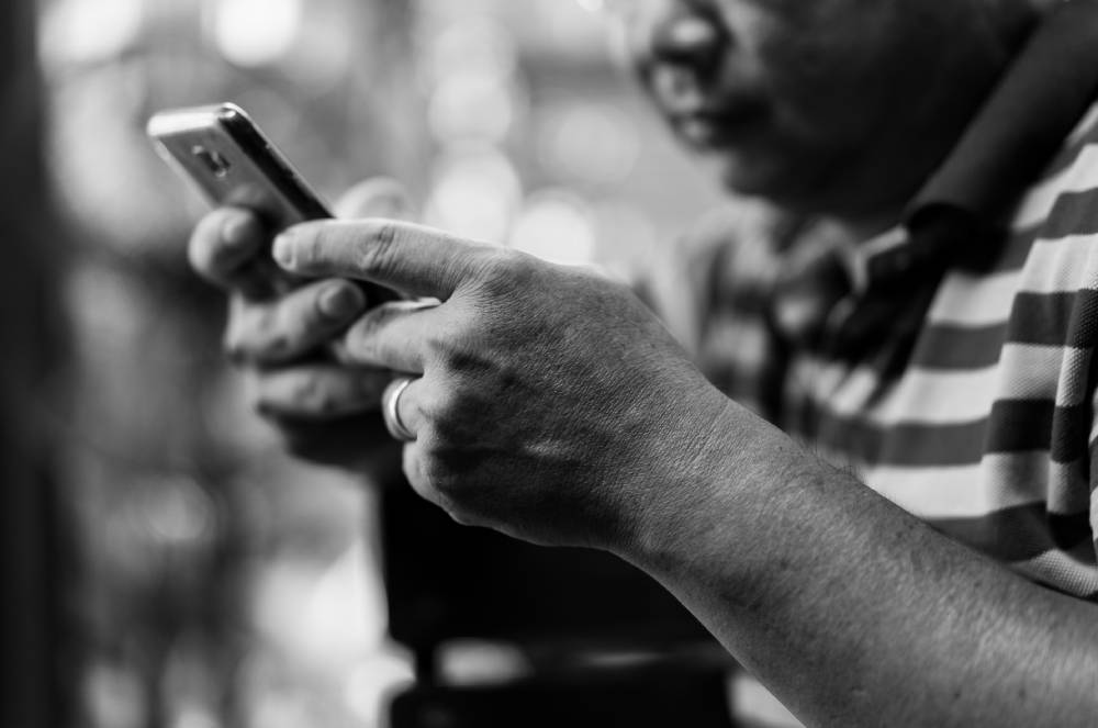 Regulação de redes sociais encontra resistência política